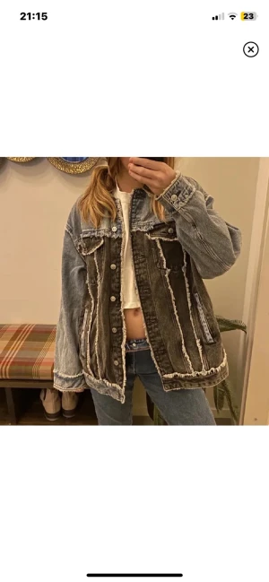Supersnygg jeansjacka - Så fin jeansjacka som tyvärr inte kommer till användning ❤️ älskar den jättemycket men behöver sälja💓 Den är i storlek xs men den passar mig perfekt som vanligt vis är en M