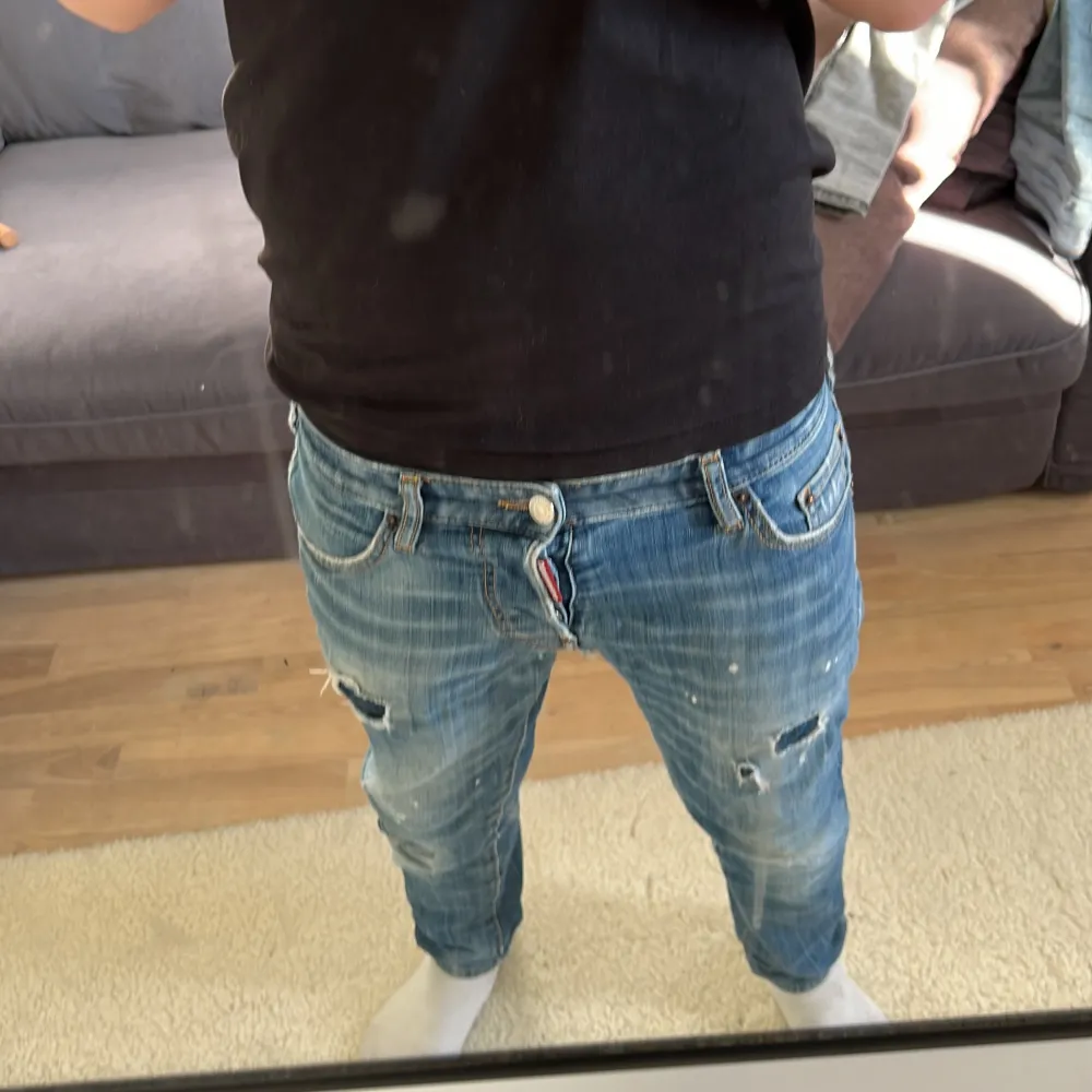 Säljer mina Dsquared2 Jeans för att jag tröttnat. Äkta, lagat hål som inte syns. Snabb affär . Farkut & Housut.