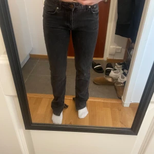 Jeans - Jeans från Zara med slits längst ner 💕 en flärp har gått upp se bild. Strl 38