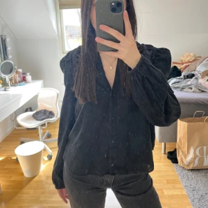 Svart blus med knappar - Svart blus från Zara 