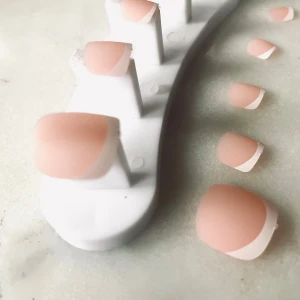 By prisförslag- 10 st Franska manikyr nageltippar inkl 1 st limpad  - Snygga franska manikyr nageltippar i en naturlig rosa nyans med vita tippar. Perfekta för en elegant och klassisk look. Kommer i olika storlekar för att passa alla naglar. Kan återvändas flera gånger. 