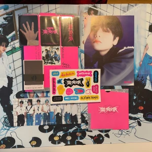 Stray kids Rock-Star Album - Stray Kids Rock-Star album med fotobok, affisch och photocards. 2 photocards och ett fullt sett av polariods (antingen maknae line eller hyung line)! (Skriv om man vill veta vilka photocards det är!) MAN FÅR MED FREEBIES! (Skicka gjärna vet eran bias är så att man kan får lite mer specifika freebies!)