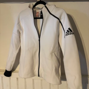 Adidas Kofta Z.N.E vit - Adidas kofta i mycket bra skick, storleken är 13-14 år/164cm men skulle säga att den även passar vuxna som har storlek S/XS