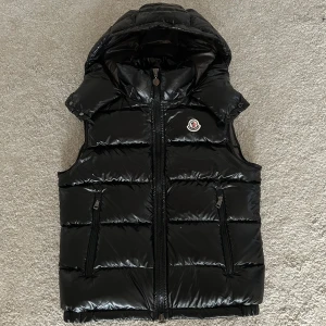 Moncler väst  - Säljer en supersnygg Moncler väst till ett mycket bra pris, perfekt nu inför våren. Västen är i ny skick och storlek 2/M. NFC Scan funkar på loggan och på etiketten på insidan. Hör av er för intresse!