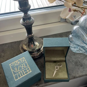 Maria Nilsdotter örhänge - Säljer detta unika och fina örhänge från Maria Nilsdotter som tyvärr inte kommer till användning längre💥😇Vill få sålt det snabbt så kan gå med på 1100kr❣️