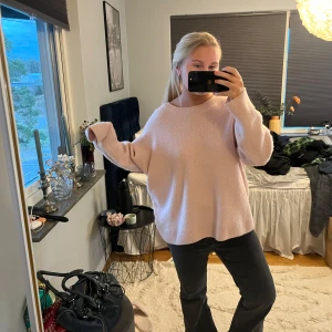 Kashmir tröja Zara - Såå skön Kashmir tröja från Zara! Den har ett litet hål vid armhålan (bild 3) men det syns verkligen inte vid användning❣️