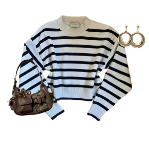 Randig finstickad tröja - Super fin tröja som inte kommer till användning, den har används några gånger men i mycket fint skick!                             Nopprar inte 🙌 Sista bilden stämmer med färgerna! ⭐️Kan tyvärr inte hitta vart storlek står, men skulle säga xs/s! Ordinarie pris: 699