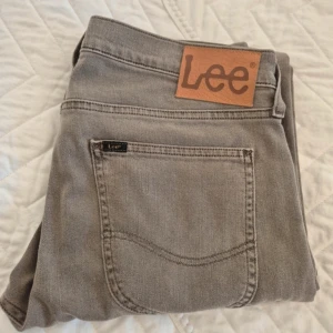  Lee jeans - Säljer nu dessa slim Lee jeans då dom inte kommer till användning längre, väldigt snygga och passar fint till det flesta, om du har några frågor så är det bara att skriva. W 31 L 32. pris kan diskuteras, skick 9.5/10