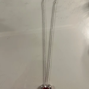 IOAKU halsband silver - Fint hjärthalsband ifrån IOAKU. Oanvänt & nyskick. 