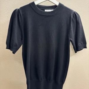 Svart stickad tröja från saint tropez  - Säljer en stilren svart tröja från Saint Tropez med korta ärmar och rund halsringning. Perfekt för en enkel och elegant look. Tröjan har en mjuk och bekväm passform! Endast använd ett fåtal gånger så väldigt bra skick💕skriv om det är några funderingar! (Kameran får den att se ljusare ut) 🥰