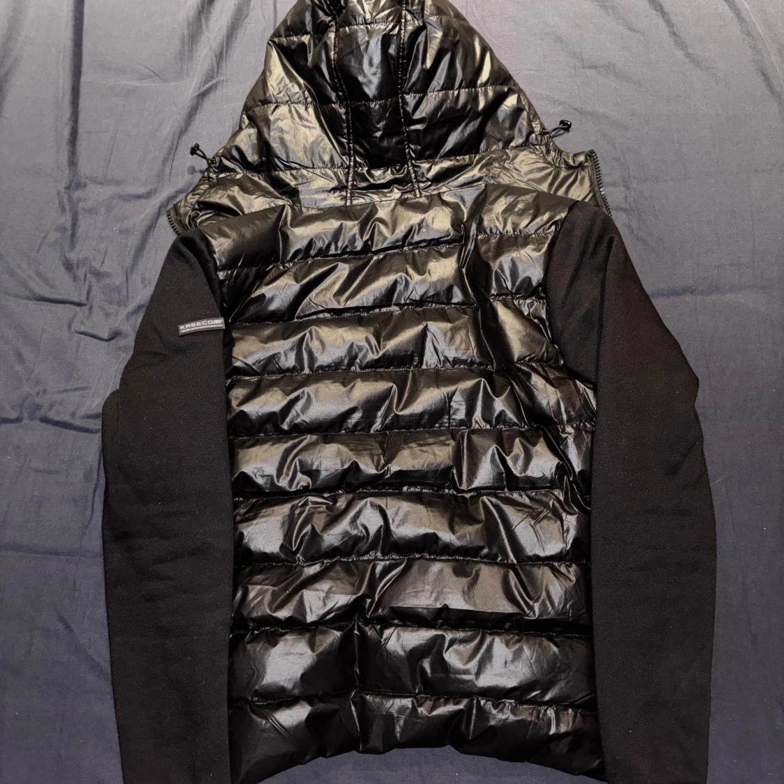 Svart dunväst från Koroshi