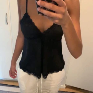 Finare spetslinne - Säljer nu detta super söta spetslinnet som aldrig kommit till användning💕Inga defekter alls💗Använd gärna köp nu💕 (första två är inte mina bilder)