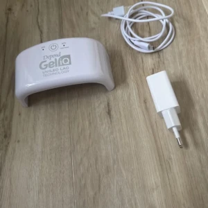 UV/LED-lampa från Depend Gel iQ - Professionell UV/LED-lampa från Depend Gel iQ för salongskvalitet hemma. Perfekt för att härda gelnagellack snabbt och effektivt. Inkluderar lampa, USB-kabel och adapter. Kompakt och lätt design för enkel användning och förvaring. Använd 2 gånger! Som ny!