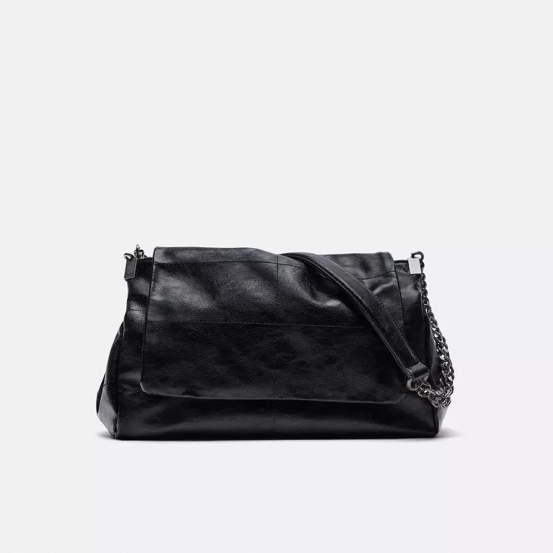 Svart axelväska med kedjedetaljer