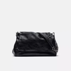 Svart axelväska med kedjedetaljer - Svart väska från zara i bra skick💕nypris 399kr, kan gå ner i pris vid snabb affär!