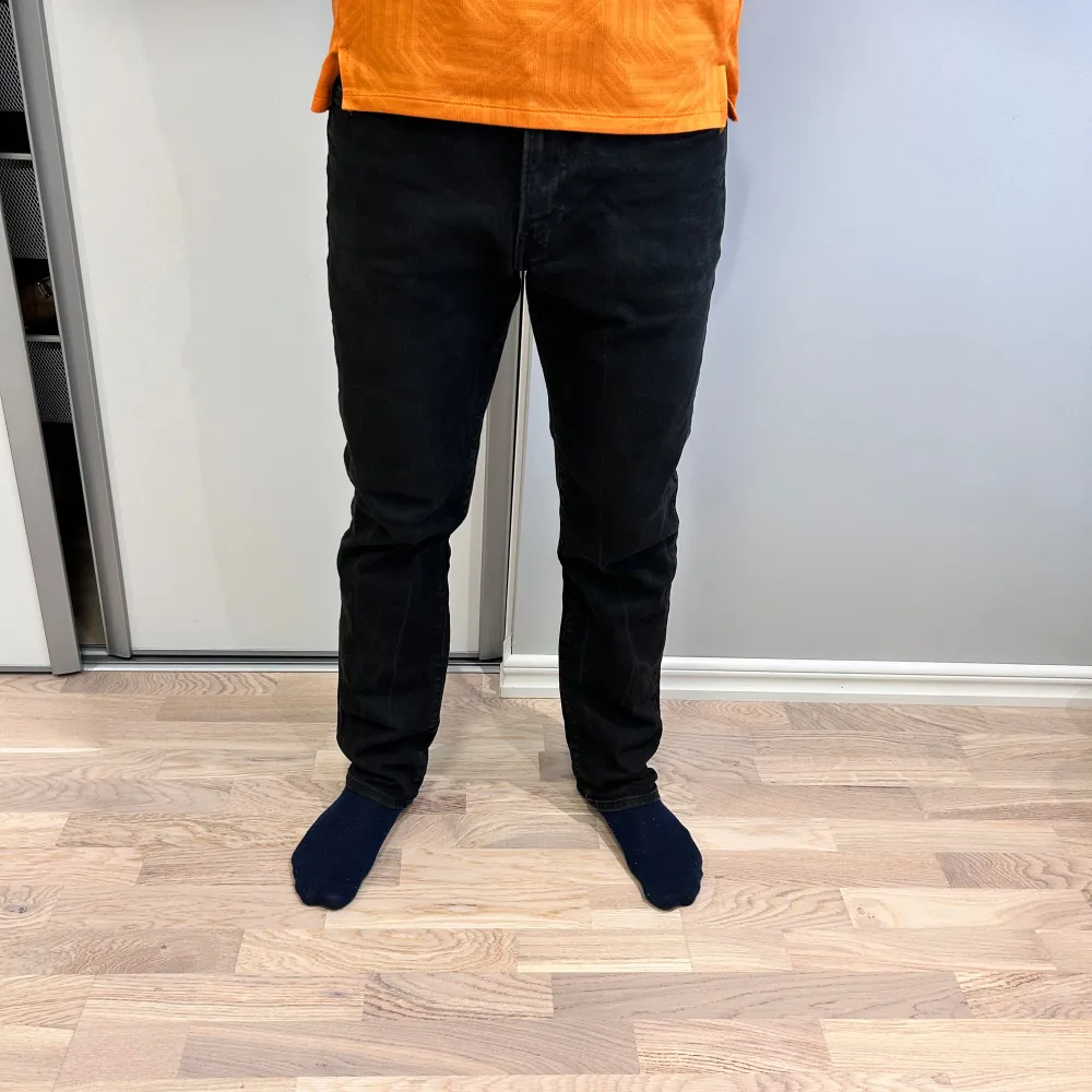 Snygga svarta jeansbyxor med en klassisk femficksdesign. Byxorna har en normal passform och är perfekta för en stilren look. De är tillverkade i ett slitstarkt material som ger en bekväm känsla hela dagen.. Farkut & Housut.