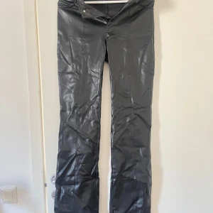 Skinnbyxor - Bra skick, har varit i en låda under flytt därav skrynkliga.