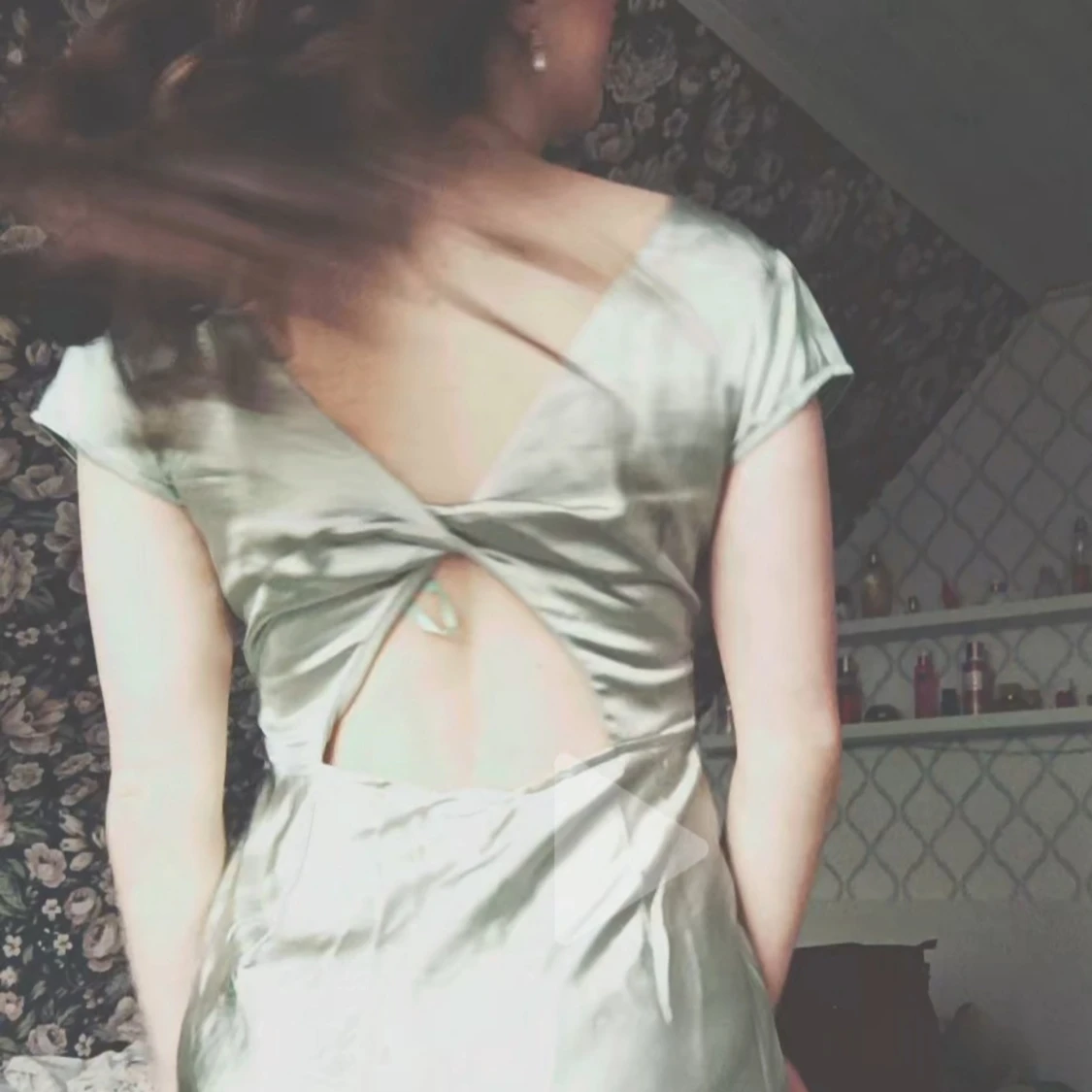 Ljusgrön långklänning med öppen rygg - 3