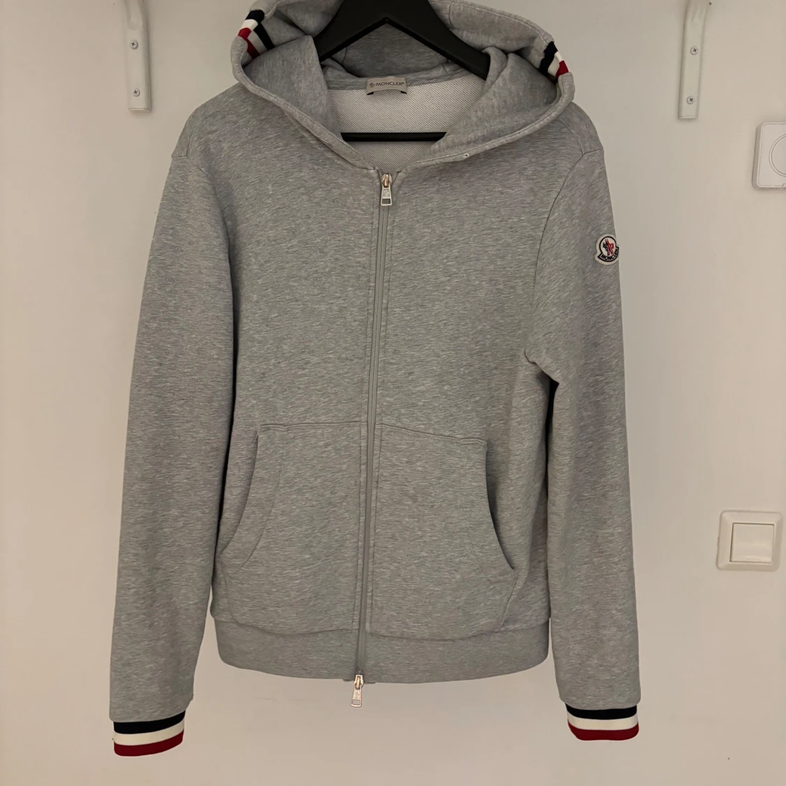 Grå hoodie från Moncler