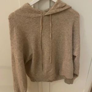 Stickad hoodie Lindex - En mysig beige stickad hoodie från Lindex. Hör av er för fler bilder 🙌🏼❤️