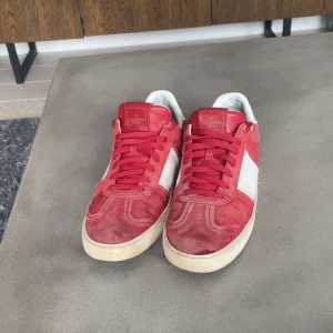 Röda Valentino opens - Använda valentino opens i bra skick, de är röda och perfekta till våren/sommaren. Vid frågor är det bara att skriva. :)