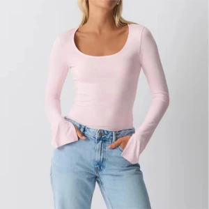 Ljusrosa långärmad topp från gina - Säljer en ljusrosa långärmad topp från gina. Den har en enkel och stilren design med rund halsringning. Perfekt för en avslappnad look.