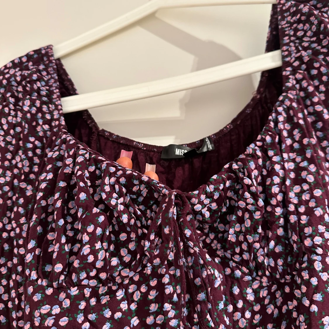 Blommig klänning med slits på låret - 1