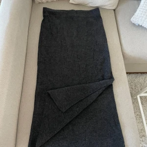 Stickad kjol - Stickad kjol från PIECES. Liten i storleken så passar en L, ankellång och slits på sidan. Nypris 399kr. Köparen står för frakten. Pris kan diskuteras vid snabb affär!