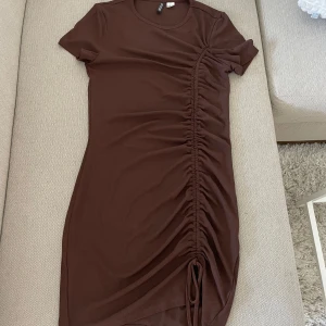 Klänning - Tight klänning från HM. Väldigt strechig så anpassar sig efter kroppsform och är knälång. Nypris 199kr. Köparen står för frakten. Pris kan diskuteras vid snabb affär!