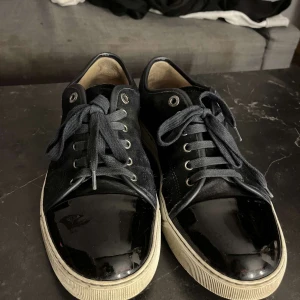 Lanvin - Mörkblåa Lanvins i storlek Uk 7 vilket motsvarar ungefär 42. Dom är i fint skick och inte creasade någon stanna. Box, dustbags och extra snören ingår. Hör av dig om du har fler frågor eller vill veta något mer. 🙏😍