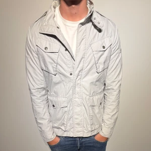 Woolrich Field Jacket - Sjukt fet field jacket från woolrich i väldigt fint skick! Storlek S. Hör av er vid frågor!