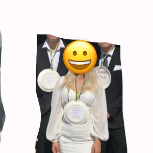 Vit klänning från Only Trend - Säljer en elegant vit klänning från Only Trend i storlek 36. Klänningen har långa ärmar och en smickrande rynkad design. Perfekt för speciella tillfällen. 💫 Går att få ner pris vid snabb affär! Bara använd en gång