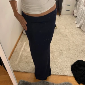 Lång kjol  - Aldrig använd från Nelly , skit mjuk , nypris 300kr💓