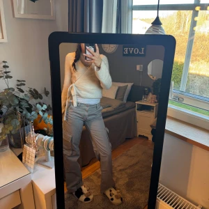 Grå cargopants - Snygga grå cargopants med flera fickor och en avslappnad passform. Byxorna har en rak och lite vidare stil som ger en cool look. Perfekta för en casual outfit.