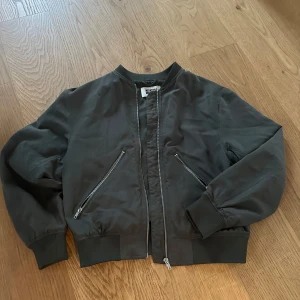 Bomberjacka - Säljer denna snygga bomberjacka från Weekday i bra skick!