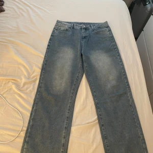 Blå jeans från Carhartt - Säljer ett par klassiska blå jeans från Carhartt. De har en straight passform och är tillverkade i slitstarkt denim. Byxorna har fem fickor. Perfekta för en avslappnad stil.