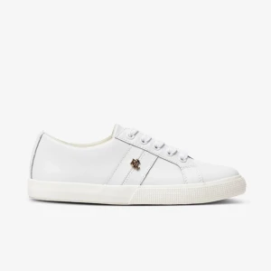 Vita sneakers från Lauren Ralph Lauren - Snygga vita sneakers från Lauren Ralph Lauren med klassisk snörning och en liten gulddetalj på sidan. Perfekta för en stilren look. Skorna har en rund tå och är tillverkade i syntetmaterial. Knappast använda!💕