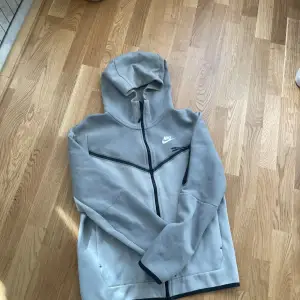 Säljer en grå och vit nike tech hoodie i storlek S. Finns inga fel på den. Skriv vid fundering 👍🏼