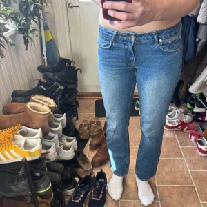 Lågmidjade jeans från NLY Jeans - Säljer ett par blåa jeans från Nelly! De är lågmidjade och raka i modellen. Lite trånga på mig som brukar ha storlek 40 så kan funka till 38 också!💞💞