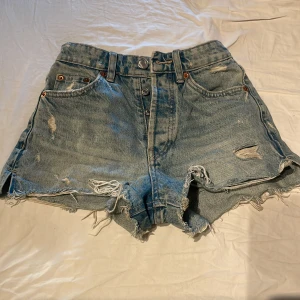 Blå jeansshorts från Zara - Säljer ett par jeansshorts från Zara då de inte längre passar mig💕.