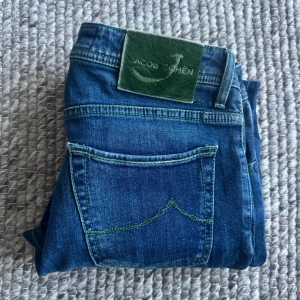 JACOB COHEN JEANS  - Jacob Cohen Jeans - Storlek: 33, Benlängd 98cm, midja 42cm - Modell: 622, Slim fit passform - Nypris 5000kr - deluxecloset