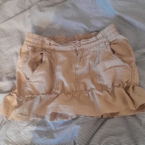 Beige kjol - En beige kjol som jag syde från ett par gamla byxor!😍 Den har en resår volang vid slutet av kjolen.💓