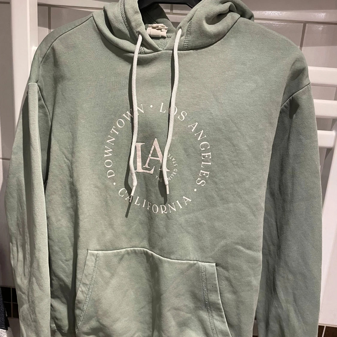 Grön hoodie med LA-tryck