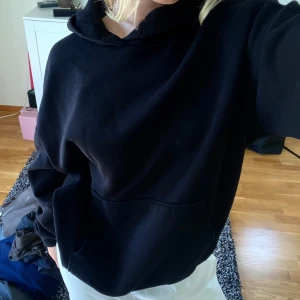 Svart hoodie från zara - Svart hoodie från Zara med superfin passform 