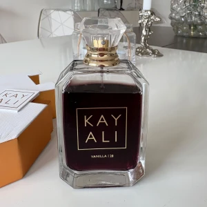 Kayali Vanilla | 28 Eau de Parfum - Kayali vanilla 28 parfymen i 100ml, använd se bild. Säljer då jag använder den alldeles för sällan🥲