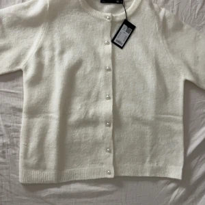 Vit kofta från Lager 157 - Superfin vit kofta från Lager 157. Aldrig använd men pris lappen kvar.