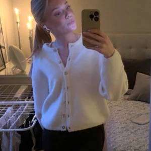Krämvit kofta med knappar - Säljer denna koftan från Gina tricot i storlek XS. Endast använd en gång. Säljer den då jag hade önskat jag köpte en större storlek. Hör av dig vid eventuella frågor!☺️💗