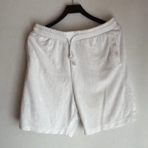 Vita frottéshorts  - Mjuka vita shorts i frotté med elastisk midja och snörning framtill.