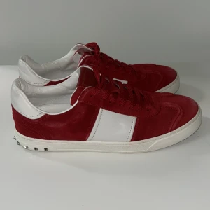 Valentino Flycrew Röd  - Väldigt bra skick! Lite creased och mochan är lite död, men alla nitar sitter där de ska. Skick: 8/10 Pris kan diskuteras 📦 Skickas eller möts upp