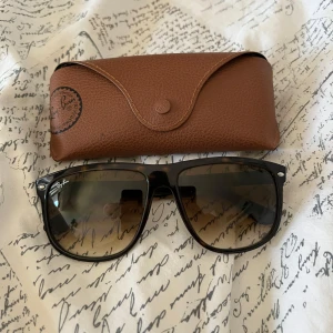 Ray-Ban Boyfriend solglasögon  - Säljer ett par sköna RB4147 brillor! | Mycket fint skick! | kommer med fodral! | Ställ gärna frågor innan du köper!